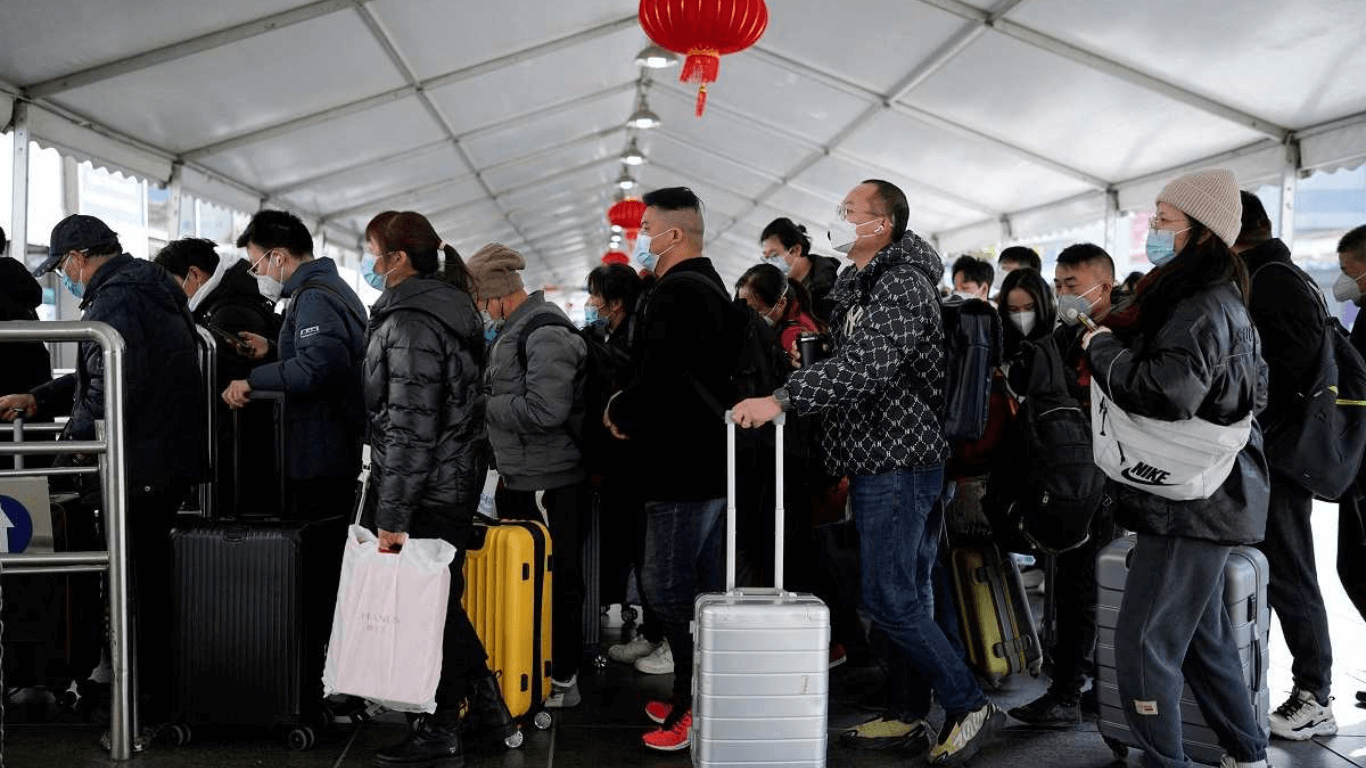 Ahead of the Friday travel peak, millions of Chinese employees are traveling